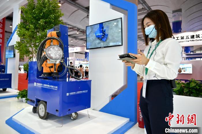 圖為可實現(xiàn)自主作業(yè)的智能墻面打磨機器人?！∮峋?攝