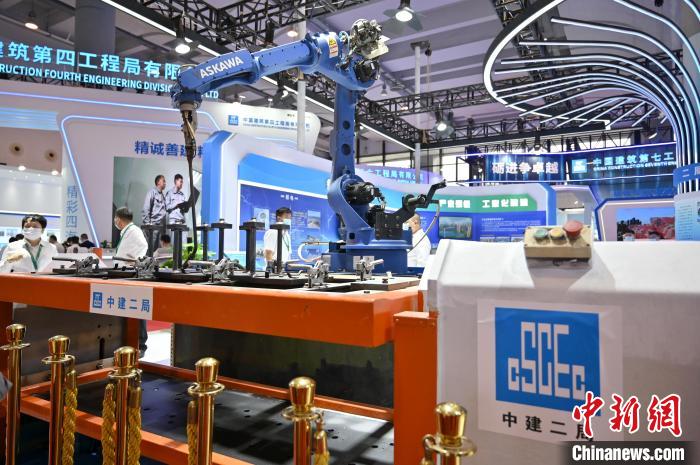 圖為焊接機器人?！∮峋?攝