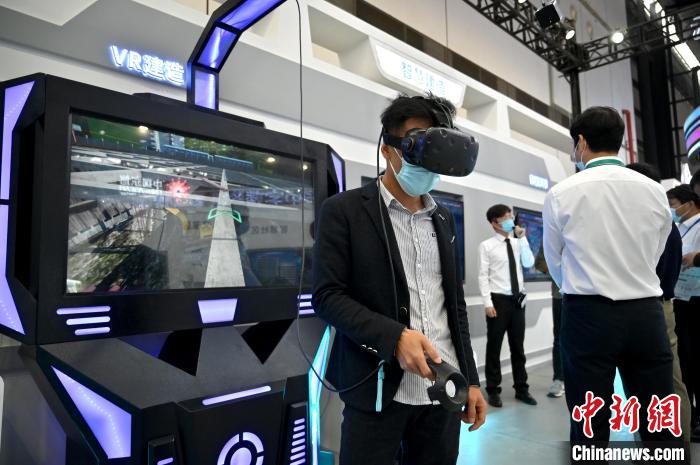 圖為市民體驗VR建房?！∮峋?攝