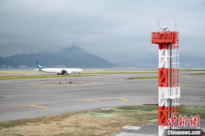 客機(jī)降落機(jī)場第三條跑道后滑行。　李志華 攝