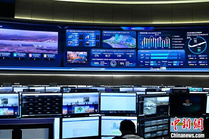 機(jī)場中央控制中心的運(yùn)作情況?！±钪救A 攝