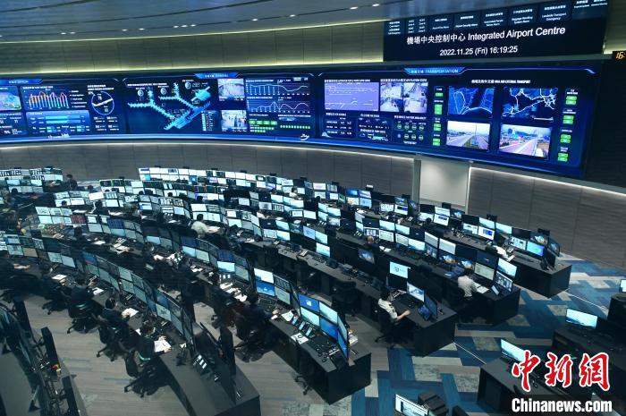 機(jī)場中央控制中心的運(yùn)作情況?！±钪救A 攝