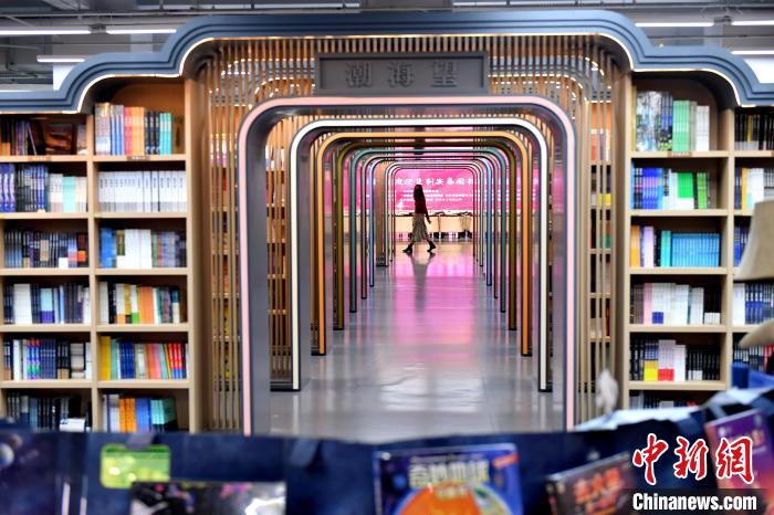 元宇宙、機(jī)器人導(dǎo)引、馬鞍型書(shū)架……福州高顏值新華書(shū)店亮相