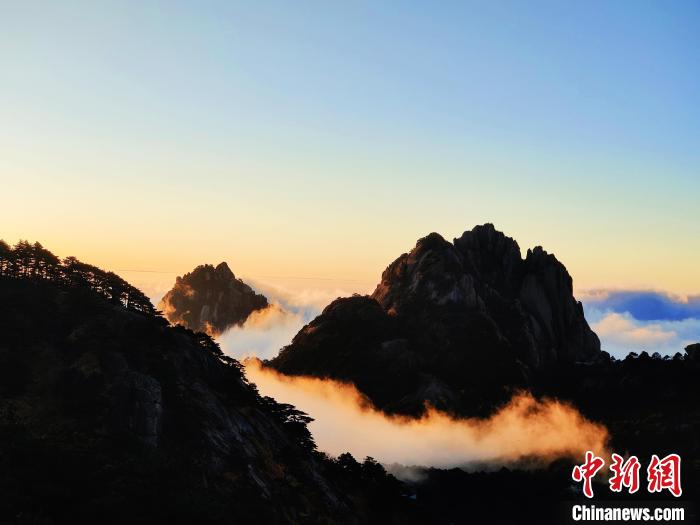 云霧在霞光的照耀下，宛如鑲嵌了金邊 徐高云 攝