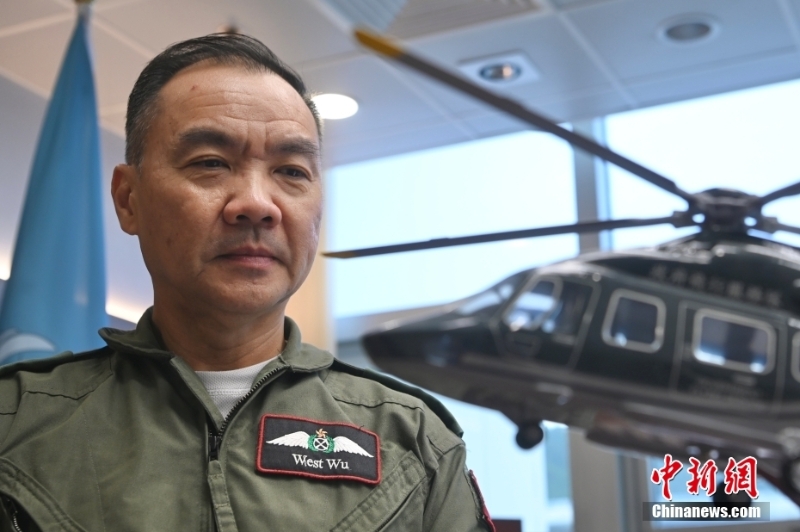 香港特區(qū)政府飛行服務隊總監(jiān)機長胡偉雄近日接受<a target='_blank' href='/'>中新社</a>專訪。與所有沖上云霄的飛機師一樣，胡偉雄熱愛且享受飛行。 <a target='_blank' href='/'>中新社</a>記者 李志華 攝