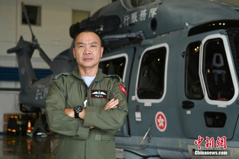 香港特區(qū)政府飛行服務隊總監(jiān)機長胡偉雄近日接受<a target='_blank' href='/'>中新社</a>專訪，胡偉雄認為，飛行服務隊與其他紀律部隊不同之處在于，是由一個很小的團隊在存在眾多變數(shù)和未知的環(huán)境中執(zhí)行任務。 <a target='_blank' href='/'>中新社</a>記者 李志華 攝