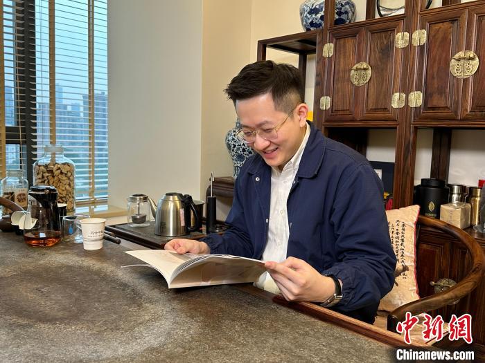 陳嘉瑞向記者講述“薪傳時(shí)光”創(chuàng)辦至今取得的成績(jī)。　方偉彬 攝