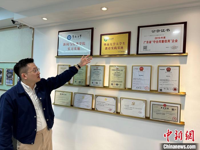 陳嘉瑞向記者介紹“薪傳時(shí)光”是暨南大學(xué)大學(xué)生教育實(shí)踐基地?！》絺ケ?攝