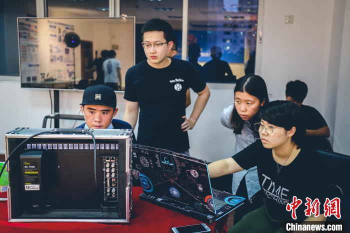 “薪傳時(shí)光”團(tuán)隊(duì)拍攝影片。(資料圖) 陳嘉瑞 供圖