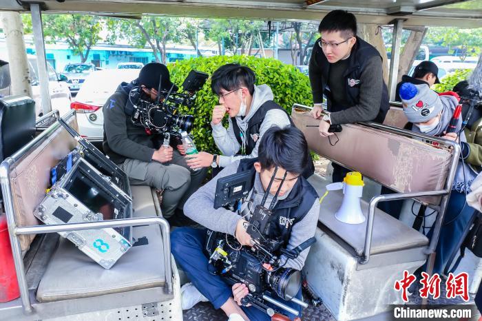 “薪傳時(shí)光”團(tuán)隊(duì)在戶外拍攝影片。(資料圖) 陳嘉瑞 供圖
