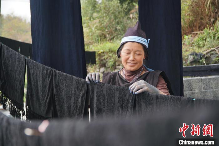 廣西“活化石”民族將歷史“穿”背上盛裝售價(jià)達(dá)上萬元