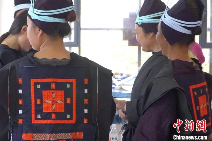 圖為白褲瑤婦女上衣背后的“瑤王印”。　韋國政 攝