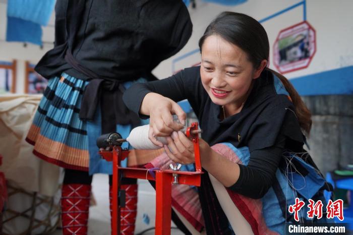 圖為黎秋億正在紡織。　韋國政 攝