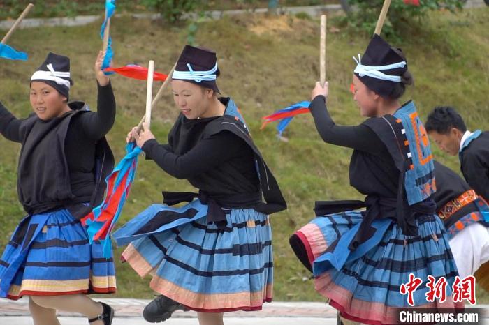 圖為白褲瑤婦女在跳“猴棍舞”，多彩的百褶裙隨風(fēng)飄舞?！№f國政 攝