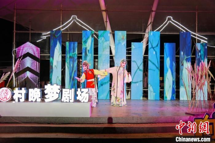 音樂露營節(jié)上的昆曲表演?！∷觳麄鞑抗﹫D