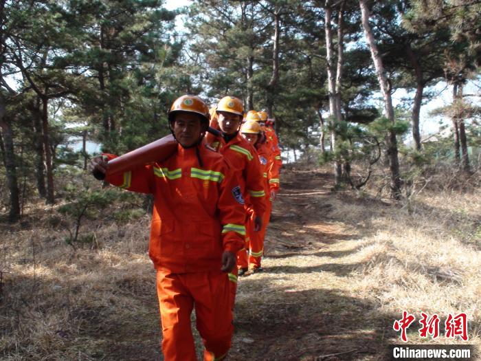 資料圖：護(hù)林員開(kāi)展防火巡邏?！√┌彩形麄鞑抗﹫D