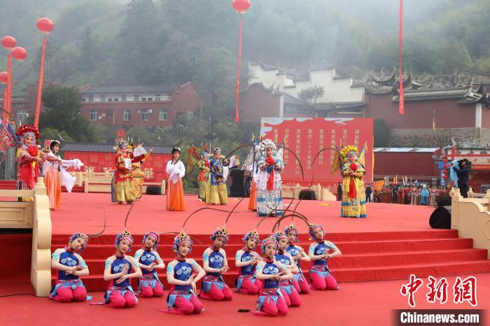 傳統(tǒng)閩劇《復(fù)興禮贊》。　蔣煒煌 攝