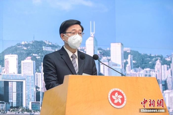 11月28日，香港特區(qū)行政長官李家超會見傳媒時表示，將在向中央政府提交的報告中，提及黎智英涉及國家安全案中，獲準(zhǔn)聘用英國御用大律師，并建議提請全國人大常委會，根據(jù)《香港國安法》第65條作出解釋，厘清沒有香港全面執(zhí)業(yè)資格的律師或大律師，可否以任何形式參與處理危害國安案件的工作?！?<a target='_blank' href='/'>中新社</a>記者 陳永諾 攝