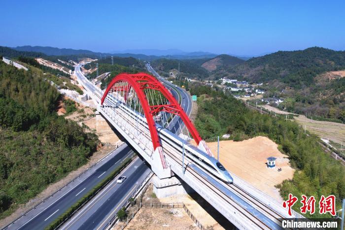 圖為列車經(jīng)過贛深高鐵龍南段。(資料圖) 郭芷匯 攝