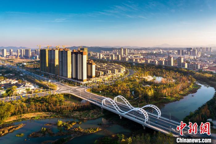 航拍江西龍南城區(qū)風(fēng)光。(資料圖) 王群英 　攝