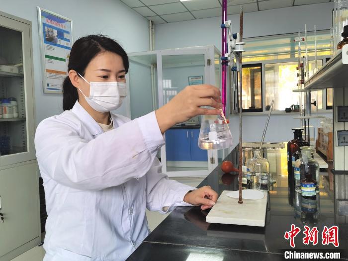 河北省邢臺(tái)市任澤區(qū)供水公司工作人員對(duì)出廠水質(zhì)進(jìn)行采樣檢測(cè)，確保群眾用水安全?！⒃浦?攝