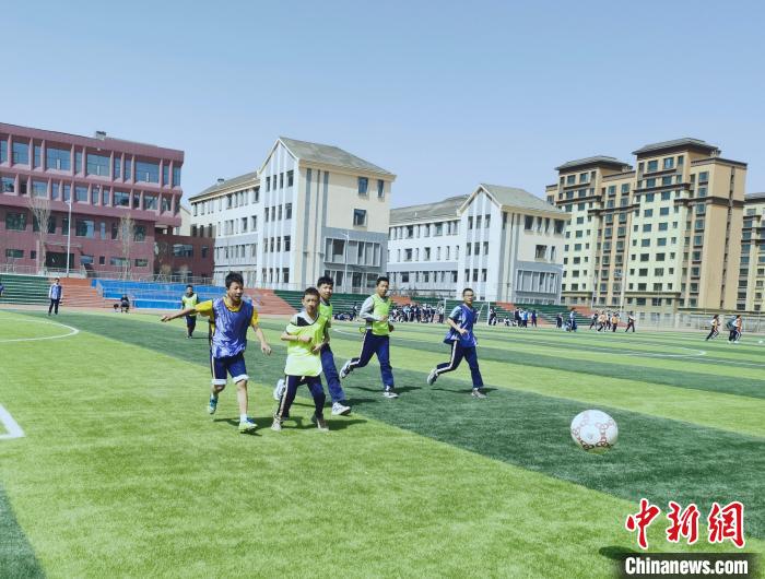 圖為海東市樂都區(qū)學(xué)生開展體育運(yùn)動(dòng)。(資料圖) 樂都區(qū)委宣傳部 供圖