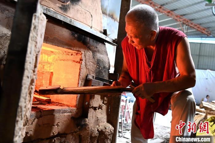 林俊點燃柴火，用傳統(tǒng)技藝燒制漳窯?！埥鸫?攝