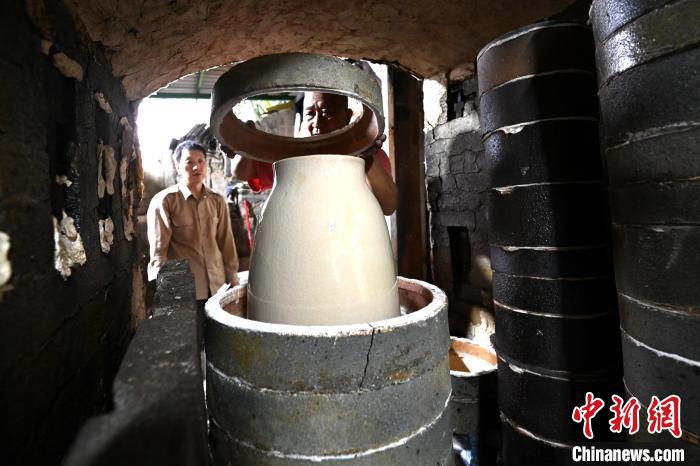 經(jīng)過長時間燒制后，林俊打開窯門查看燒制成果。　張金川 攝