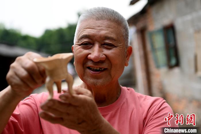 林俊展示剛燒制好的漳窯瓷器作品，喜形于色?！埥鸫?攝