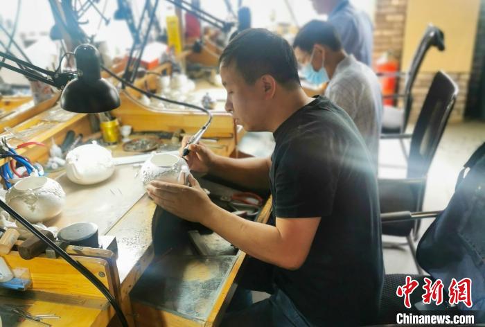 圖為任丘市出岸鎮(zhèn)“陳品金工工作室”內(nèi)，陳磊正在創(chuàng)作作品?！垖W(xué)磊 攝