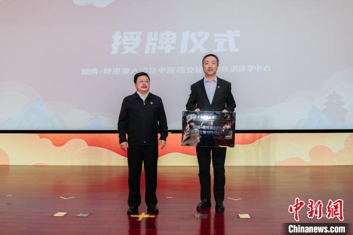 授牌。　王萱 攝