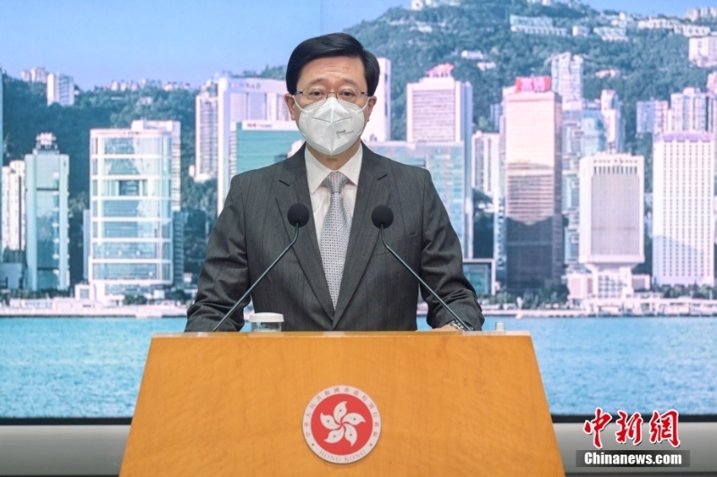 11月29日，香港特區(qū)行政長官李家超出席行政會議前會見傳媒時表示，已向中央政府提交報告，并提請全國人大常委會解釋《香港國安法》條文，律政司將向法庭提出申請，押后有關(guān)黎智英涉及違反國安法的案件?！?<a target='_blank' href='/'>中新社</a>記者 陳永諾 攝