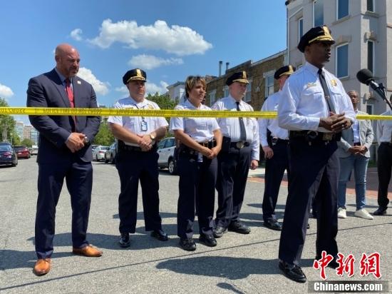 資料圖：8月26日消息，近日，美國首都華盛頓發(fā)生多起槍擊案，導(dǎo)致至少12人中槍。圖為華盛頓特區(qū)警方在槍擊案現(xiàn)場發(fā)表講話。 圖片來源：視覺中國