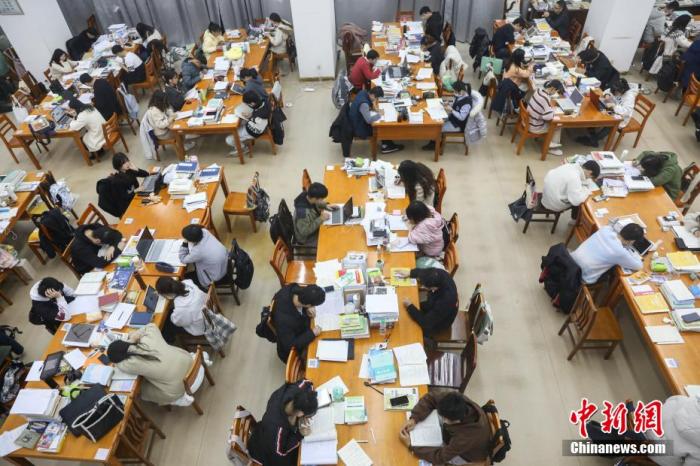 資料圖：學(xué)生在南昌大學(xué)圖書館的自習(xí)室備考2022考研。劉力鑫 攝