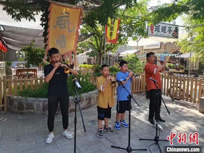 圖為翟立鵬(右一)與年輕的徒弟們演奏嗩吶，最小的一位年僅9歲。(資料圖) 甘肅省非遺保護中心供圖