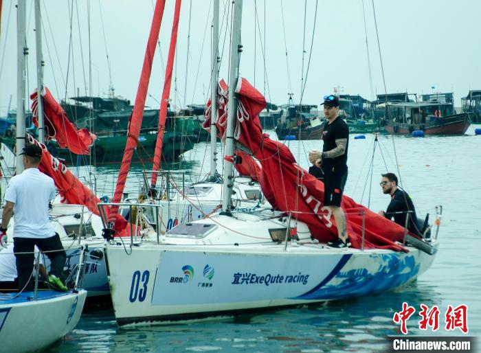 圖為賽前準(zhǔn)備?！〉岳顝?qiáng) 攝