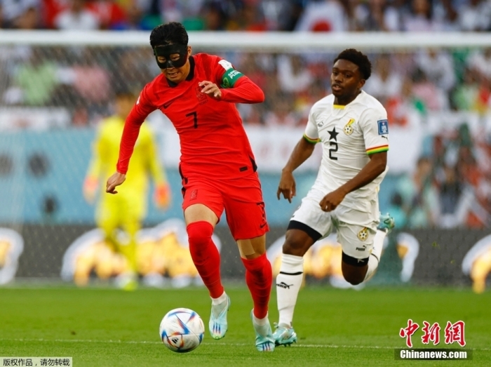 北京時(shí)間11月28日，卡塔爾世界杯小組賽H組第2輪，韓國隊(duì)對陣加納隊(duì)的比賽正式打響。圖為韓國隊(duì)7號球員孫興慜(紅)帶球突破。