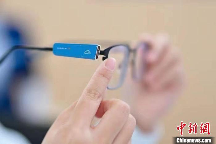 愛(ài)爾眼科基于大數(shù)據(jù)研發(fā)的可穿戴產(chǎn)品“云夾”?！?ài)爾眼科供圖