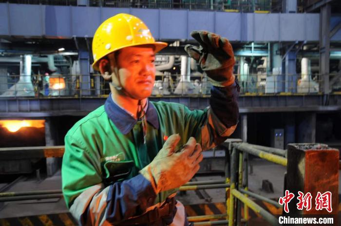 圖為喻勇在現(xiàn)場講解銅陽極板澆鑄。 (資料圖) 金川集團供圖