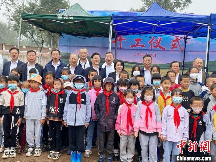 圖為錫山區(qū)教育專家和青?；W(xué)生合影。(資料圖) 李玉峰 供圖