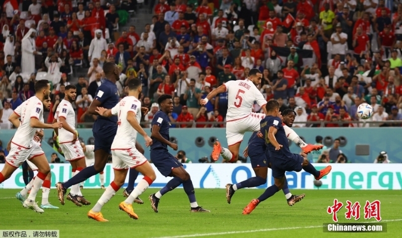 北京時間11月30日，卡塔爾世界杯小組賽D組第3輪，突尼斯隊對陣法國隊的比賽正式開場。圖為比賽現(xiàn)場。