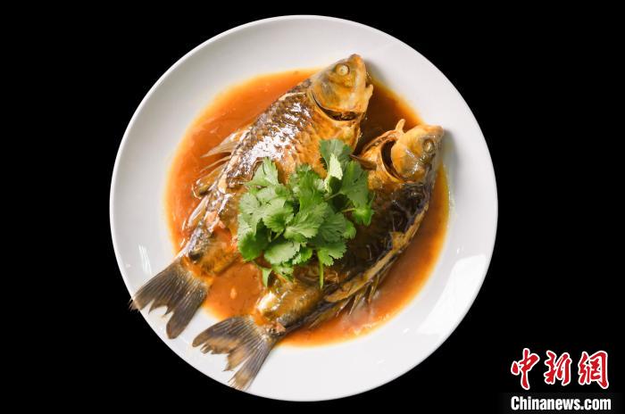 二十四節(jié)氣菜點(diǎn)，立冬：荷包鯽魚(yú)?！P(yáng)州大學(xué)中餐繁榮基地供圖