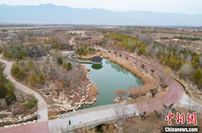 航拍位于寧夏銀川市賀蘭山腳下的寧夏賀蘭山運動休閑公園?！∮诰?攝