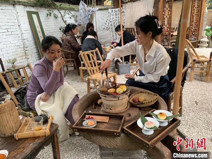 “圍爐煮茶”風靡都市炭火“烤熱”冬日消費新風潮