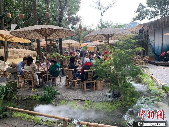 成都一茶館內(nèi)，坐滿了“圍爐煮茶”的顧客。　岳依桐 攝