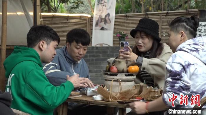 成都一茶館內(nèi)，正在“圍爐煮茶”的年輕人?！￡愡x斌 攝