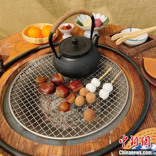 板栗、桂圓、棉花糖皆可炭烤?！㈦p華 攝
