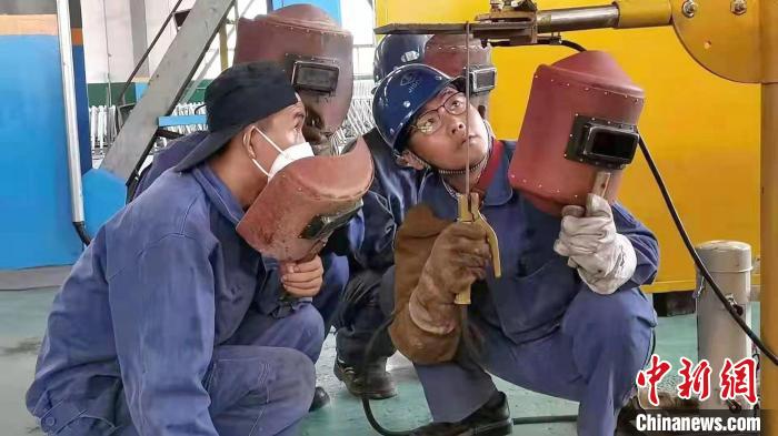 聶允堂(右一)講解仰板對接操作要領(lǐng)?！【其摷瘓F(tuán)供圖