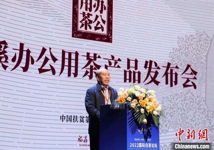 全國脫貧攻堅(jiān)先進(jìn)個人、寧德市誠信促進(jìn)會常務(wù)副會長王紹據(jù)推介福鼎白茶辦公用茶?！×珠派?攝