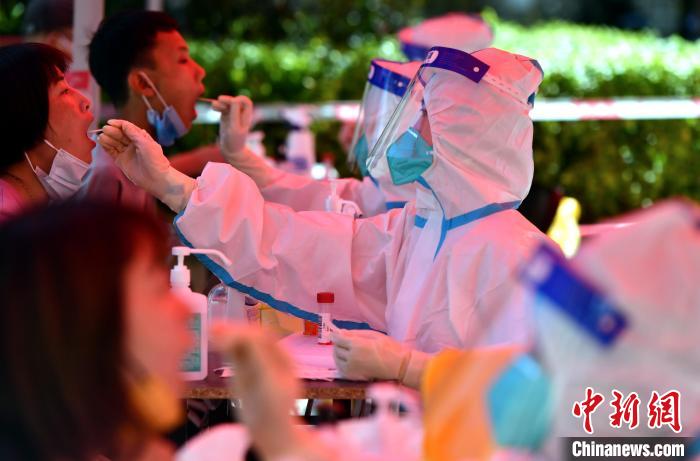 資料圖：醫(yī)務(wù)人員在為居民進(jìn)行核酸采樣。張斌 攝